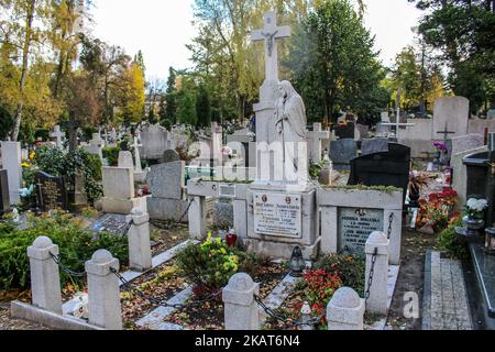 Eine allgemeine Ansicht des Oliwski-Friedhofs in Danzig, Polen, ist am 30. Oktober 2017 zu sehen, da vor dem 1.. November, dem Allerheiligen-Tag (Wszystkich Swieych), die Menschen den toten Familienmitgliedern Respekt zollen, ihre Familiengräber säubern und viele Blumen und Kerzen auf den Gräbern platziert werden. Allerheiligen am 1. November und Allerseelen-Tag am 2. November: Millionen von Polen besuchen die Gräber von Angehörigen und reisen oft Hunderte von Kilometern zu ihren Heimatstädten (Foto: Michal Fludra/NurPhoto) Stockfoto