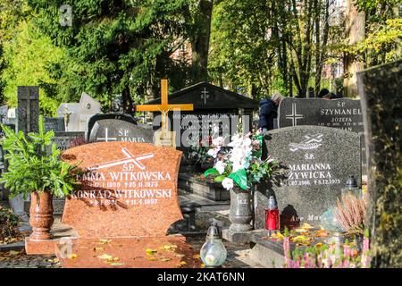 Eine allgemeine Ansicht des Oliwski-Friedhofs in Danzig, Polen, ist am 30. Oktober 2017 zu sehen, da vor dem 1.. November, dem Allerheiligen-Tag (Wszystkich Swieych), die Menschen den toten Familienmitgliedern Respekt zollen, ihre Familiengräber säubern und viele Blumen und Kerzen auf den Gräbern platziert werden. Allerheiligen am 1. November und Allerseelen-Tag am 2. November: Millionen von Polen besuchen die Gräber von Angehörigen und reisen oft Hunderte von Kilometern zu ihren Heimatstädten (Foto: Michal Fludra/NurPhoto) Stockfoto