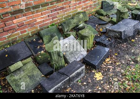 Eine Gesamtansicht der Soldaten der Bundeswehr Gestorbene Gräber, die während des Weltkrieges 1. auf dem Garnisonfriedhof in Danzig, Polen, starben, sind am 1. November 2017 zu sehen.Menschen feiern Allerheiligen (Wszystkich Swietych), respektieren die toten Familienmitglieder, legen Blumen nieder und zünden Kerzen auf ihre Gräber an. Allerheiligen am 1. November und Allerseelen-Tag am 2. November: Millionen von Polen besuchen die Gräber von Angehörigen und reisen oft Hunderte von Kilometern zu ihren Heimatstädten (Foto: Michal Fludra/NurPhoto) Stockfoto