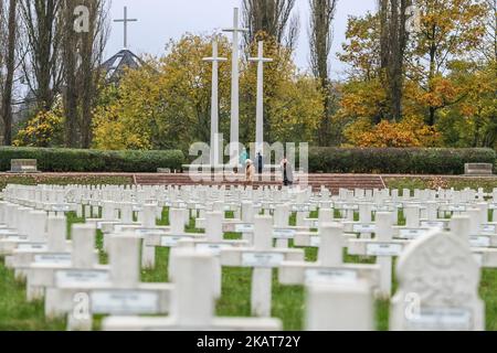 Eine allgemeine Ansicht des französischen Militärfriedhofs in Danzig, Polen, ist am 1. November 2017 zu sehen.Menschen ehren die verstorbenen französischen Soldaten anlässlich des Allerheiligen-Tages (Wszystkich Swieych. Auf dem Friedhof befinden sich 1152 Leichen, darunter 329, die nicht identifiziert wurden. Darunter befinden sich Kriegsgefangene, Widerstandskämpfer oder politische Deportierte, Rekruten des Pflichtarbeitsdienstes, Elsässer, die gewaltsam in die deutsche Armee eingeschrieben sind, sowie Flüchtlinge, die aus den Gefangenenlagern geflohen waren und mit dem polnischen Widerstand kämpften. (Foto von Michal Fludra/NurPhoto) Stockfoto