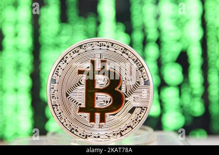 Bitcoin-Kryptowährung symbolische Münze ist auf dieser Fototafel am 1. November 2017 in Danzig, Polen, vor dem Computerbildschirm zu sehen. Der Bitcoin-Preis überschritt die Barriere von 6.500 und 6.600 USD an einem Tag und erreichte am 1. November ein neues Rekordhoch, nachdem die US-amerikanische Börse CME sagte, dass sie in diesem Quartal Bitcoin-Futures-Kontrakte einführen würde, vorbehaltlich der behördlichen Genehmigung. (Foto von Michal Fludra/NurPhoto) Stockfoto