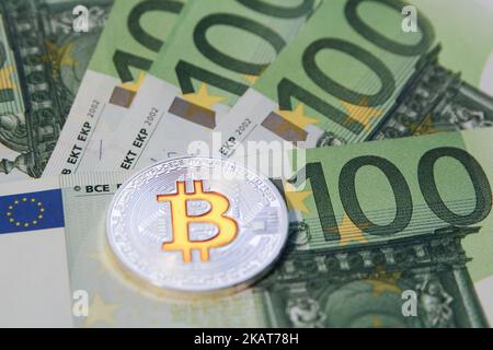 Bitcoin Kryptowährung symbolische Münze ist vor 100 Euro-Scheinen in dieser Fototafel am 1. November 2017 in Danzig, Polen, zu sehen. Der Bitcoin-Preis überschritt die Barriere von 6.500 und 6.600 USD an einem Tag und erreichte am 1. November ein neues Rekordhoch, nachdem die US-amerikanische Börse CME sagte, dass sie in diesem Quartal Bitcoin-Futures-Kontrakte einführen würde, vorbehaltlich der behördlichen Genehmigung. (Foto von Michal Fludra/NurPhoto) Stockfoto