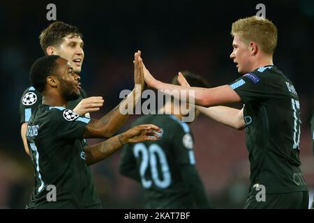 John Stones, Raheem Sterling und Kevin De Bruyne von Manchester City feiern während des UEFA Champions League-Fußballspiels Napoli gegen Manchester City am 1. November 2017 im San Paolo-Stadion in Neapel, Italien. Manchester City gewann 2:4. (Foto von Matteo Ciambelli/NurPhoto) Stockfoto