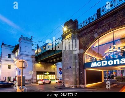 Wien, Wien: U-Bahn U6 Station Alser Straße, Restaurant Mc Donalds 09. Alsergrund, Wien, Österreich Stockfoto