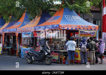 Der Lebensmittelverkäufer auf dem Indonesischen Food Bazaar in Taman Pecut Blitar Stockfoto