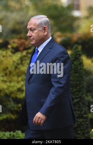 Israels Premierminister Benjamin Netanjahu am 2. November 2017 in der Downing Street in London, Großbritannien. Der Premierminister Israels kam in London an, um den hundertsten Jahrestag der Balfour-Erklärung zu gedenken und dabei zu verharern. (Foto von Alberto Pezzali/NurPhoto) Stockfoto