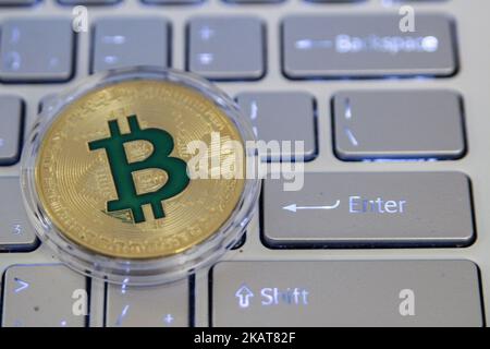 Bitcoin-Kryptowährung symbolische Münze ist auf dieser Abbildung in Danzig, Polen am 3. November 2017 zu sehen.der Bitcoin-Preis erreichte am Freitag, dem 3.. November, den Allzeithoch von USD 7454. Die virtuelle Währung schoss am Donnerstag, dem 2.. November, zum ersten Mal über 7000 USD. (Foto von Michal Fludra/NurPhoto) Stockfoto