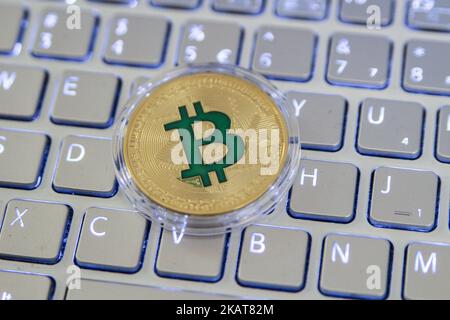 Bitcoin-Kryptowährung symbolische Münze ist auf dieser Abbildung in Danzig, Polen am 3. November 2017 zu sehen.der Bitcoin-Preis erreichte am Freitag, dem 3.. November, den Allzeithoch von USD 7454. Die virtuelle Währung schoss am Donnerstag, dem 2.. November, zum ersten Mal über 7000 USD. (Foto von Michal Fludra/NurPhoto) Stockfoto