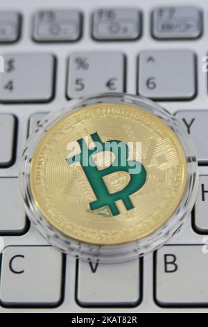 Bitcoin-Kryptowährung symbolische Münze ist auf dieser Abbildung in Danzig, Polen am 3. November 2017 zu sehen.der Bitcoin-Preis erreichte am Freitag, dem 3.. November, den Allzeithoch von USD 7454. Die virtuelle Währung schoss am Donnerstag, dem 2.. November, zum ersten Mal über 7000 USD. (Foto von Michal Fludra/NurPhoto) Stockfoto