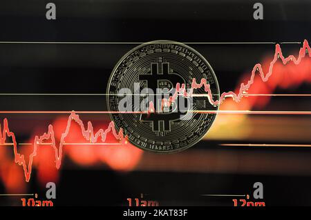 Replik-Bitcoins sind in dieser Abbildung am 4. November 2017 zu sehen. (Foto von Jaap Arriens/NurPhoto) Stockfoto