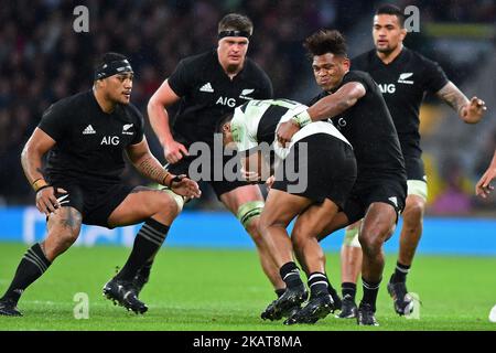 Barbaren Julian Savea wird von seinem Bruder angegangen der Neuseeländer Ardie Savea macht sich während des Internationalen Freundschaftsspiel zwischen Barbaren und Neuseeland am 4. November 2017 im Twickenham-Stadion in London, England, an den Start. (Foto von Kieran Galvin/NurPhoto) Stockfoto