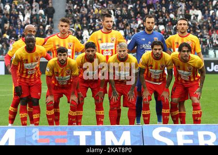 Das Benevento-Team posiert, um vor dem Fußballspiel der Serie A Nr.12 JUVENTUS - BENEVENTO am 5. November 2017 im Allianz-Stadion in Turin, Italien, fotografiert zu werden. (Foto von Matteo Bottanelli/NurPhoto) Stockfoto