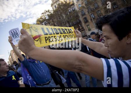 Aktivisten der Unabhängigkeitsbefürworter hängen in den Straßen von Barcelona, Spanien, Plakate zur Unterstützung der katalanischen politischen Gefangenen und der nach der Unabhängigkeitserklärung Kataloniens am 5. November 2017 in Belgien verbannten Präsidentin Carles Puigdemont (Foto: Miquel Llop/NurPhoto) Stockfoto