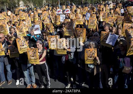 Aktivisten der Unabhängigkeitsbefürworter hängen in den Straßen von Barcelona, Spanien, Plakate zur Unterstützung der katalanischen politischen Gefangenen und der nach der Unabhängigkeitserklärung Kataloniens am 5. November 2017 in Belgien verbannten Präsidentin Carles Puigdemont (Foto: Miquel Llop/NurPhoto) Stockfoto