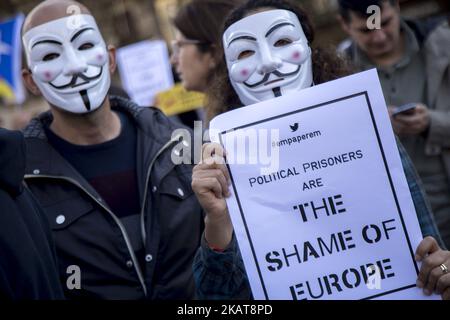 Aktivisten bedecken ihre Gesichter bei Demonstrationen mit den Guy Fawkes-Masken. Aktivisten der Unabhängigkeitsbefürworter hängen in den Straßen von Barcelona, Spanien, Plakate zur Unterstützung der katalanischen politischen Gefangenen und der nach der Unabhängigkeitserklärung Kataloniens am 5. November 2017 in Belgien verbannten Präsidentin Carles Puigdemont (Foto: Miquel Llop/NurPhoto) Stockfoto