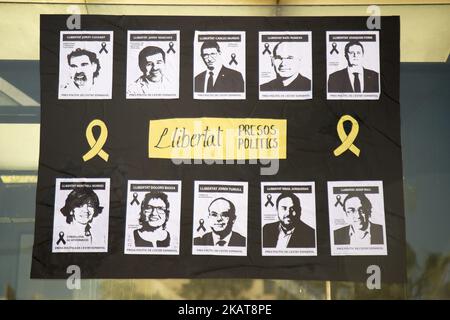 Aktivisten der Unabhängigkeitsbefürworter hängen in den Straßen von Barcelona, Spanien, Plakate zur Unterstützung der katalanischen politischen Gefangenen und der nach der Unabhängigkeitserklärung Kataloniens am 5. November 2017 in Belgien verbannten Präsidentin Carles Puigdemont (Foto: Miquel Llop/NurPhoto) Stockfoto