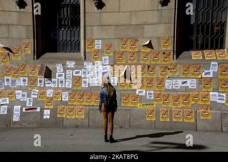 Aktivisten der Unabhängigkeitsbefürworter hängen in den Straßen von Barcelona, Spanien, Plakate zur Unterstützung der katalanischen politischen Gefangenen und der nach der Unabhängigkeitserklärung Kataloniens am 5. November 2017 in Belgien verbannten Präsidentin Carles Puigdemont (Foto: Miquel Llop/NurPhoto) Stockfoto