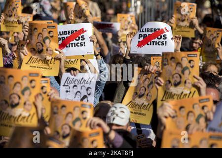 Aktivisten der Unabhängigkeitsbefürworter hängen in den Straßen von Barcelona, Spanien, Plakate zur Unterstützung der katalanischen politischen Gefangenen und der nach der Unabhängigkeitserklärung Kataloniens am 5. November 2017 in Belgien verbannten Präsidentin Carles Puigdemont (Foto: Miquel Llop/NurPhoto) Stockfoto