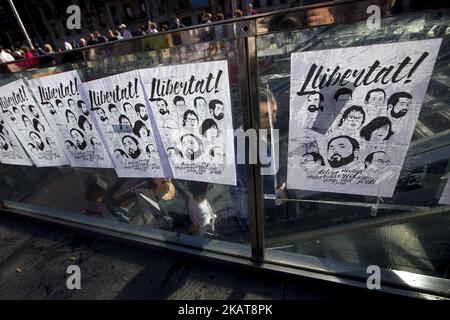 Aktivisten der Unabhängigkeitsbefürworter hängen in den Straßen von Barcelona, Spanien, Plakate zur Unterstützung der katalanischen politischen Gefangenen und der nach der Unabhängigkeitserklärung Kataloniens am 5. November 2017 in Belgien verbannten Präsidentin Carles Puigdemont (Foto: Miquel Llop/NurPhoto) Stockfoto