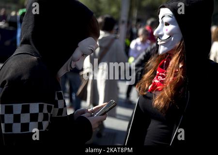 Aktivisten bedecken ihre Gesichter bei Demonstrationen mit den Guy Fawkes-Masken. Aktivisten der Unabhängigkeitsbefürworter hängen in den Straßen von Barcelona, Spanien, Plakate zur Unterstützung der katalanischen politischen Gefangenen und der nach der Unabhängigkeitserklärung Kataloniens am 5. November 2017 in Belgien verbannten Präsidentin Carles Puigdemont (Foto: Miquel Llop/NurPhoto) Stockfoto