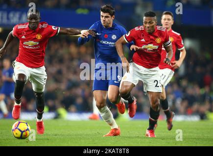 Eric Bailly von L-R Manchester United, Alvaro Morata von Chelsea und Luis Antonio Valencia von Manchester United während des Premier League-Spiels zwischen Chelsea und Manchester United am 5. November 2017 in Stamford Bridge in London, England. (Foto von Kieran Galvin/NurPhoto) Stockfoto