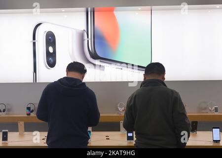 Ein Blick auf einen Apple Store in Shanghai. Am Dienstag, den 31. Oktober 2017, in Shanghai, China. (Foto von Artur Widak/NurPhoto) Stockfoto