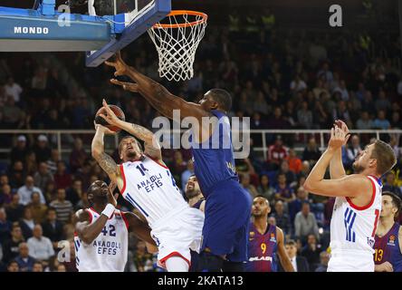 Josh Adams und Kevin Seraphin während des Spiels zwischen dem FC Barcelona und Anadolou Efes, das der 6. Woche der Basketball-Euroleague entspricht, am 8. November 2017 in Barcelona, Spanien. (Foto von Urbanandsport/NurPhoto) Stockfoto