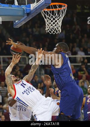 Josh Adams und Kevin Seraphin während des Spiels zwischen dem FC Barcelona und Anadolou Efes, das der 6. Woche der Basketball-Euroleague entspricht, am 8. November 2017 in Barcelona, Spanien. (Foto von Urbanandsport/NurPhoto) Stockfoto