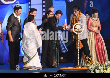 Bollywood-Schauspieler Amitabh Bachchan, rechts, zündet die Lampe an, während die Schauspieler Shah Rukh Khan und Mamata Banerjee CM aus Westbengalen und andere während der Eröffnung des Internationalen Filmfestivals Kolkata 23. in Kalkutta, Indien, zuschauen (Foto: Debajyoti Chakraborty/NurPhoto) Stockfoto