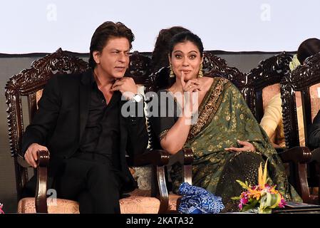 Der indische Star Schauspieler Shah Rukh Khan und die Schauspielerin Kajol bei der Eröffnungszeremonie 23. des Internationalen Filmfestivals Kalkutta am 10,2017. November im Indoorstadion Kalkutta Netaji, Indien. (Foto von Debajyoti Chakraborty/NurPhoto) Stockfoto