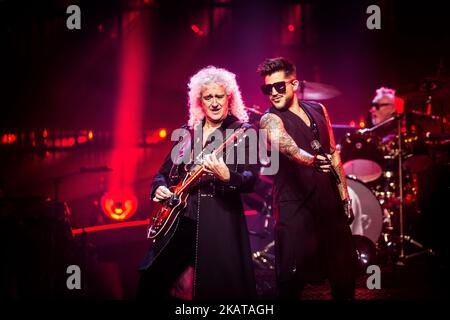 Die englische Rockband Queen und Adam Lambert treten am 10. November 2017 live in der Unipol Arena in Bologna, Italien, auf. (Foto von Roberto Finizio/NurPhoto) Stockfoto