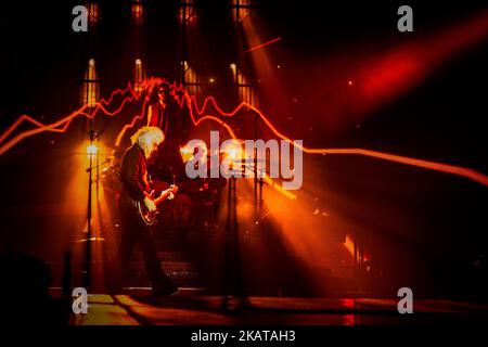 Die englische Rockband Queen und Adam Lambert treten am 10. November 2017 live in der Unipol Arena in Bologna, Italien, auf. (Foto von Roberto Finizio/NurPhoto) Stockfoto