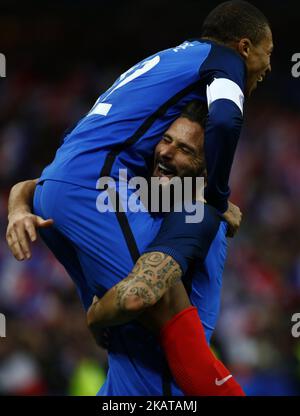 Frankreichs Stürmer Olivier Giroud feiert mit seinen Teamkollegen Frankreichs Stürmer Kylian Mbappe, nachdem er am 10. November 2017 beim Freundschaftsspiel zwischen Frankreich und Wales im Stade de France-Stadion in Saint-Denis am Stadtrand von Paris ein Tor erzielt hatte. (Foto von Mehdi Taamallah/NurPhoto) Stockfoto