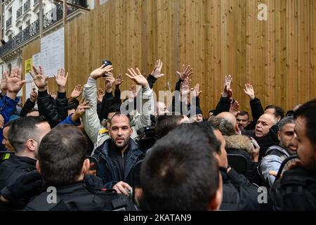 Polizei und Demonstranten kollidieren während einer Demonstration vor dem Rathaus am 10. November 2017 gegen muslimische Straßengebete. Jeden freitag beten muslimische Gläubige auf einem kleinen Platz vor dem Rathaus von Clichy, um gegen die Schließung eines muslimischen Gotteshauses in der Stadt vor fast neun Monaten zu protestieren. (Foto von Julien Mattia/NurPhoto) Stockfoto