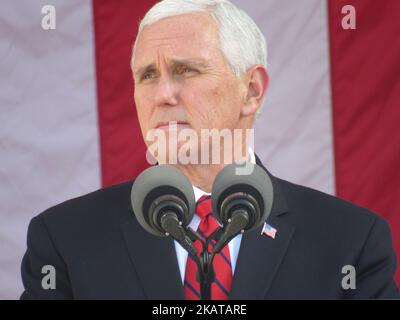 Vizepräsident Mike Pence hält am 11. November 2017 auf dem Arlington National Cemetery in Arlington, VA, eine Rede. (Foto von Kyle Mazza/NurPhoto) Stockfoto