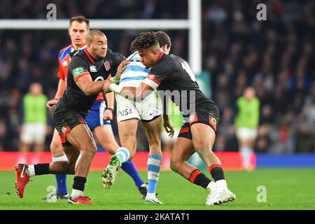 Der englische Anthony Watson und der englische Jonathan Joseph kämpfen während der Old Mutual Wealth Series zwischen England und Argentinien am 11. November 2017 im Twickenham-Stadion in London, Großbritannien. (Foto von Kieran Galvin/NurPhoto) Stockfoto