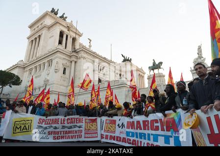 Demonstranten nehmen am 11. November 2017 an einer Euro-Stop-Demonstration (organisiert von der linken EuroStop Social Platform) Teil, um gegen die Europäische Union, die italienische Politik und die Eurozone in der Innenstadt von Rom, Italien, zu protestieren. (Foto von Michele Spatari/NurPhoto) Stockfoto