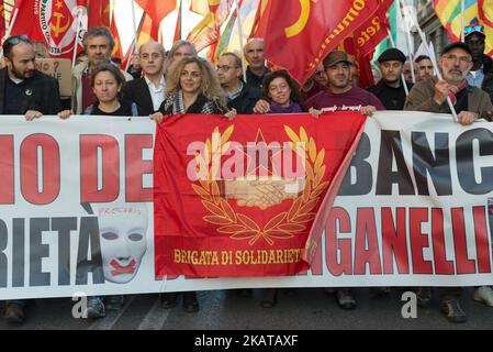 Demonstranten nehmen am 11. November 2017 an einer Euro-Stop-Demonstration (organisiert von der linken EuroStop Social Platform) Teil, um gegen die Europäische Union, die italienische Politik und die Eurozone in der Innenstadt von Rom, Italien, zu protestieren. (Foto von Michele Spatari/NurPhoto) Stockfoto