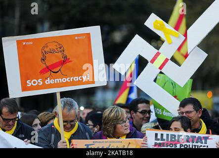 Demonstranten während der Demonstration von 750.000 Personen, die die Freilassung politischer Gefangener aus der spanischen Regierung am 11. november 2017 in Barcelona, Spanien, forderten. (Foto von Urbanandsport/NurPhoto) Stockfoto