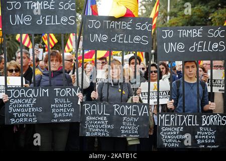 Demonstranten während der Demonstration von 750.000 Personen, die die Freilassung politischer Gefangener aus der spanischen Regierung am 11. november 2017 in Barcelona, Spanien, forderten. (Foto von Urbanandsport/NurPhoto) Stockfoto