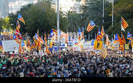 Demonstranten während der Demonstration von 750.000 Personen, die die Freilassung politischer Gefangener aus der spanischen Regierung am 11. november 2017 in Barcelona, Spanien, forderten. (Foto von Urbanandsport/NurPhoto) Stockfoto