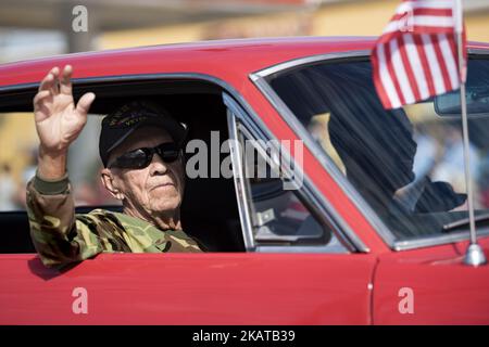 Der Veteran des Zweiten Weltkriegs, Frank Garcia, winkt der Menge während der Parade zum Tag der Veteranen des San Fernando Valley am 11. November 2017 in Los Angeles, Kalifornien, zu. Der Veterans Day ist ein Bundesfeiertag in den USA, an dem amerikanische Militärveteranen geehrt werden. Jährliches Fest am 11. November anlässlich der Unterzeichnung des Waffenstillstands von 1918, der den Ersten Weltkrieg beendete. (Foto: Ronen Tivony/NurPhoto) Stockfoto