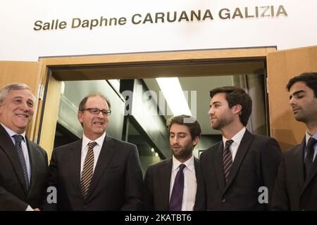 Der Präsident des Europäischen Parlaments, Antonio Tajani, und die Familienmitglieder von Frau Caruana Galizia während der Namensgebung des Pressekonferenzraums zu Ehren von Daphné CARUANA GALIZIA am 14. november 2017 in Straßburg, Frankreich. Daphné CARUANA GALIZIA war eine maltesische Journalistin, Schriftstellerin und Antikorruptionsaktivistin. Am 16. Oktober 2017 gegen 3 Uhr starb Daphne Caruana Galizia bei einem Autobombenanschlag auf ihren gemieteten Peugeot 108, während sie in der Nähe ihres Hauses in Malta fuhr. (Foto von Elyxandro Cegarra/NurPhoto) Stockfoto