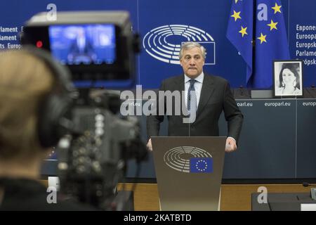 Der Präsident des Europäischen Parlaments, Antonio Tajani, nimmt am 14. november 2017 an der Namensgebung des Pressekonferenzraums zu Ehren von Daphné CARUANA GALIZIA in Straßburg, Frankreich, Teil. Daphné CARUANA GALIZIA war eine maltesische Journalistin, Schriftstellerin und Antikorruptionsaktivistin. Am 16. Oktober 2017 gegen 3 Uhr starb Daphne Caruana Galizia bei einem Autobombenanschlag auf ihren gemieteten Peugeot 108, während sie in der Nähe ihres Hauses in Malta fuhr. (Foto von Elyxandro Cegarra/NurPhoto) Stockfoto