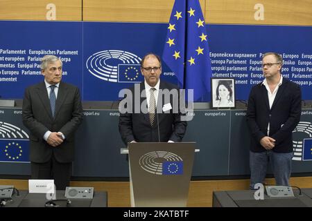 Der Präsident des Europäischen Parlaments, Antonio Tajani (L), Peter Caruana Galizia (C), der Ehemann des verstorbenen Journalisten und der Generalsekretär der Reporter ohne Grenzen, Christophe Deloire (R), während der Namensgebung des Pressekonferenzraums zu Ehren von Daphné CARUANA GALIZIA am 14. november 2017 in Straßburg, Frankreich. Daphné CARUANA GALIZIA war eine maltesische Journalistin, Schriftstellerin und Antikorruptionsaktivistin. Am 16. Oktober 2017 gegen 3 Uhr starb Daphne Caruana Galizia bei einem Autobombenanschlag auf ihren gemieteten Peugeot 108, während sie in der Nähe ihres Hauses in Malta fuhr. (Foto von Elyxandro Cegarra/NurPhoto) Stockfoto
