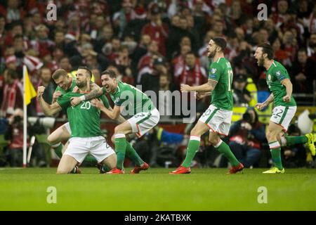 Die irischen Spieler feiern, nachdem Shane Duffy beim Play-Off-Spiel der FIFA-Weltmeisterschaft 2018 zwischen der Republik Irland und Dänemark am 14. November 2017 im Aviva Stadium in Dublin, Irland, Punkten konnte. Dänemark besiegt Irland 5:1. (Foto von Andrew Surma/NurPhoto) Stockfoto