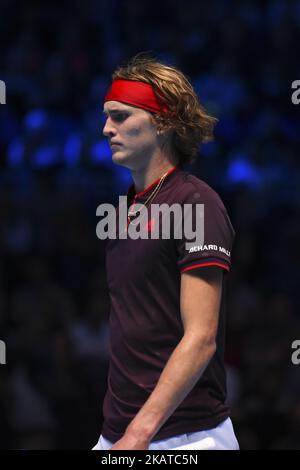 Alexander Zverev aus Deutschland spielt am dritten Tag des Nitto ATP World Tour Finals in der O2 Arena, London, Großbritannien, am 14. November 2017 im Einzelspiel gegen Roger Federer aus der Schweiz. (Foto von Alberto Pezzali/NurPhoto) Stockfoto