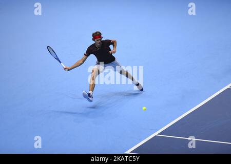 Alexander Zverev aus Deutschland spielt am dritten Tag des Nitto ATP World Tour Finals in der O2 Arena, London, Großbritannien, am 14. November 2017 im Einzelspiel gegen Roger Federer aus der Schweiz. (Foto von Alberto Pezzali/NurPhoto) Stockfoto