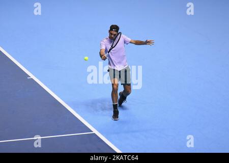 Roger Federer aus der Schweiz spielt am dritten Tag des Nitto ATP World Tour Finals in der O2 Arena, London UK, am 14. November 2017 im Einzelspiel gegen Alexander Zverev aus Deutschland. (Foto von Alberto Pezzali/NurPhoto) Stockfoto