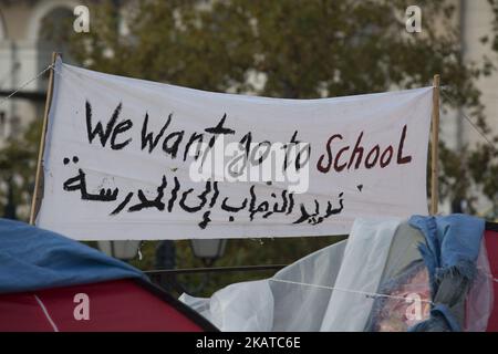 Syrische Flüchtlinge protestieren am 16. November 2017 fast 2 Wochen lang mit einem Hungerstreik und bleiben in Zelten vor dem hellenischen Parlianment in Athen, Griechenland, als sie von den Behörden die Einhaltung der gesetzlichen Frist von sechs Monaten für die Familienzusammenführung fordern. Flüchtlinge fordern die Wiedervereinigung mit ihren Familien in Nordwesteuropa wie Deutschland oder Schweden. Die Siedlung liegt zwischen dem griechischen parlament und über dem täglich überfüllten Syntagma-Platz und der U-Bahn-Station. (Foto von Nicolas Economou/NurPhoto) Stockfoto